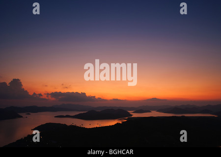 Coucher de soleil depuis le mont Tapyas ; ville ; l'Île Coron Busuanga, Philippines Banque D'Images