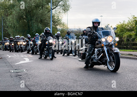 Harley Davidson et autres vélo classique connu sous le nom de rassemblement hoggin le pont à Aust services, Angleterre Banque D'Images