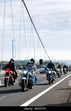 Harley Davidson et d'autres vélos classique traversant le Severn Bridge dans le cadre de l'événement 2009 le pont hoggin Banque D'Images