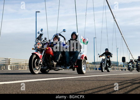 Harley Davidson et d'autres vélos classique traversant le Severn Bridge dans le cadre de l'événement 2009 le pont hoggin Banque D'Images