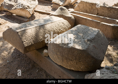 Restes de sarcophages endommagé et la sculpture dans le musée en plein air à proximité d'Akhmim, Sohag Moyenne Égypte. Banque D'Images