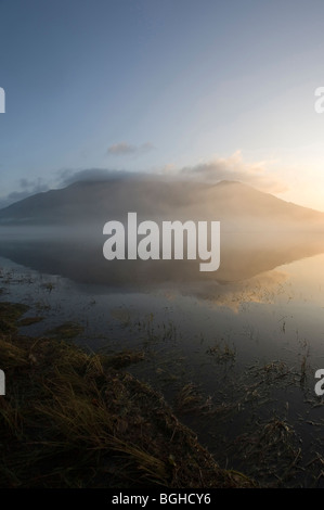 Dawn over Bassenthwaite Lake looking towards Skiddaw, Cumbria, Angleterre Banque D'Images