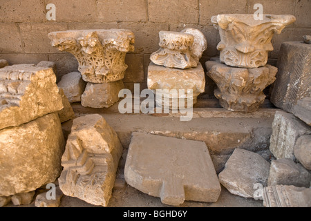 Les restes de morceaux de sculptures dans le musée en plein air à proximité d'Akhmim, Sohag Moyenne Égypte. Banque D'Images