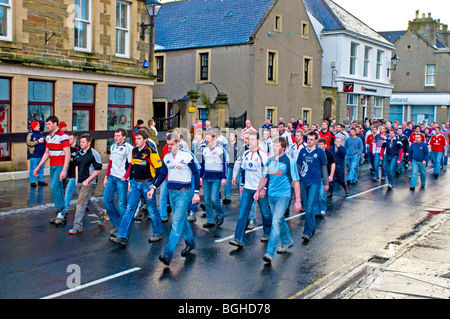 Le Doonies approche équipe le début de la jeu Ba a tenu dans les rues chaque jour de Noël de Kirkwall Orkney continentale. 5830 SCO Banque D'Images