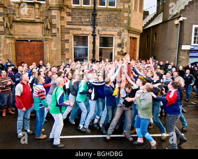 L'Orkney Ba jeu tenu dans les rues chaque jour de Noël de Kirkwall Orkney continentale. Banque D'Images