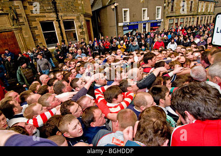 L'Orkney Ba jeu tenu dans les rues chaque jour de Noël de Kirkwall Orkney continentale. 5833 SCO Banque D'Images