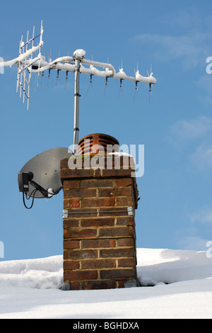 Un plat de ciel et de l'antenne TV Banque D'Images