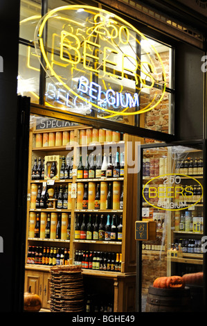 Beer shop,Rue au Beurre, près de la Grand Place, Bruxelles, Belgique Banque D'Images