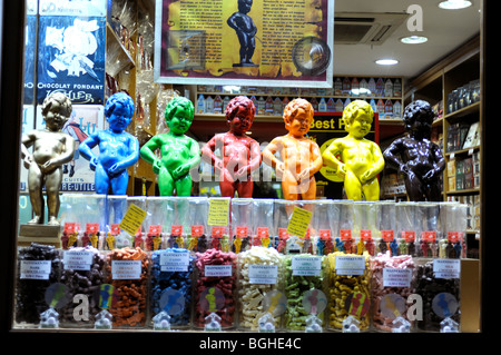 Manneken-Pis en boutique de chocolat,Rue au Beurre, près de la Grand Place, Bruxelles, Belgique Banque D'Images