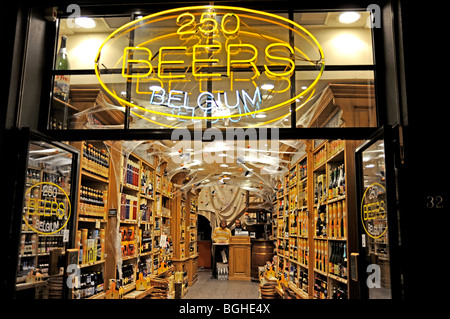 Beer shop,Rue au Beurre, près de la Grand Place, Bruxelles, Belgique Banque D'Images