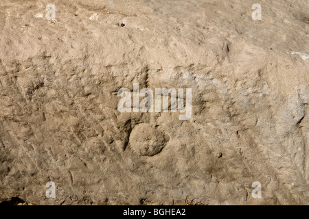 Des tailleurs de pierre quarry marque sur un bloc au Temple de Montu à Tod, vallée du Nil, au sud de Louxor, Egypte Banque D'Images