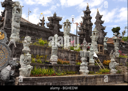 Pura Besakih, haut sur les pentes du Mt. Agung, est le Temple mère de Bali, le temple le plus important complexe sur l'île. Banque D'Images