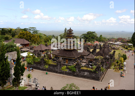 Pura Besakih, haut sur les pentes du Mt. Agung, est le Temple mère de Bali, le temple le plus important complexe sur l'île. Banque D'Images