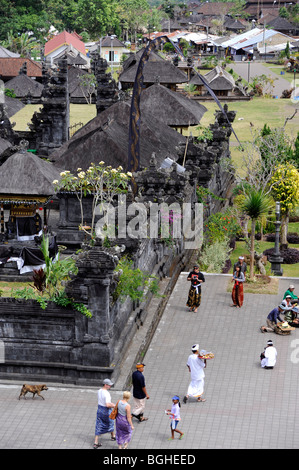 Pura Besakih, haut sur les pentes du Mt. Agung, est le Temple mère de Bali, le temple le plus important complexe sur l'île. Banque D'Images