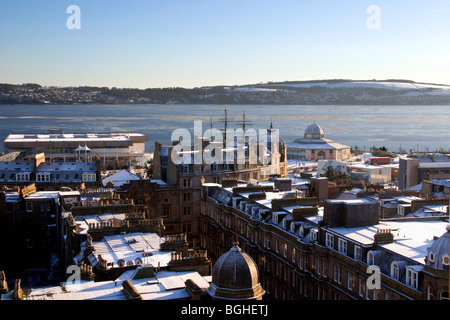 Vue aérienne de toits couverts de neige avec une scène très rare de la glace et de la neige qui couvre la rivière Tay à Dundee, Royaume-Uni Banque D'Images