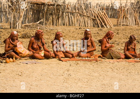 Les jeunes filles et les femmes de la tribu Himba, Opuwo, Namibie Banque D'Images