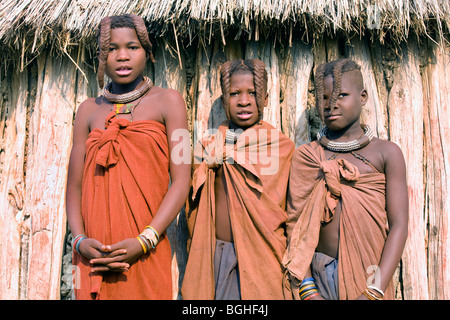 Les jeunes filles de la tribu Himba, Opuwo, Namibie Banque D'Images