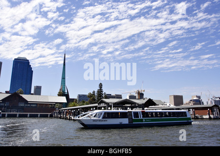 Transperth Ferry à Barrack Street Jetty à Perth, Australie occidentale. Banque D'Images