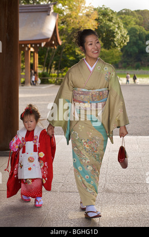 Mère japonaise et sa fille. Istan culte, préfecture de Nara, Japon. Cérémonie Filles Banque D'Images