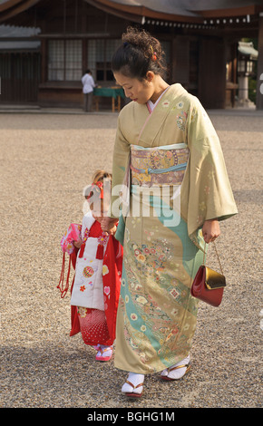 Mère japonaise et sa fille. Istan culte, préfecture de Nara, Japon. Cérémonie Filles Banque D'Images