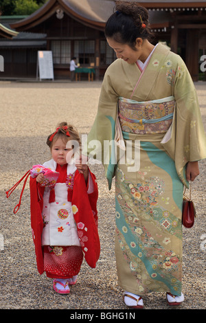 Mère japonaise et sa fille. Istan culte, préfecture de Nara, Japon. Cérémonie Filles Banque D'Images