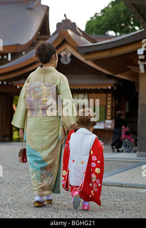 Mère japonaise et sa fille. Istan culte, préfecture de Nara, Japon. Cérémonie Filles Banque D'Images