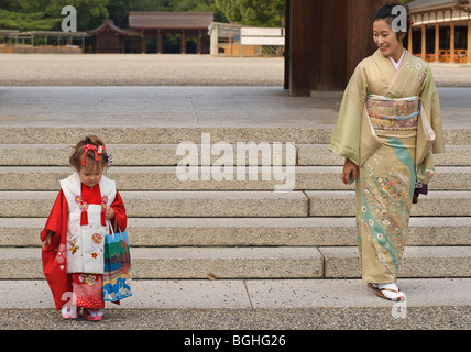 Mère japonaise et sa fille. Istan culte, préfecture de Nara, Japon. Cérémonie Filles Banque D'Images