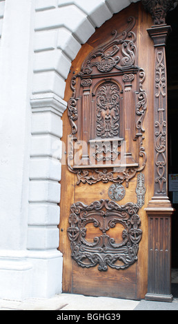 La porte de l'église des jésuites à main square à Bratislava Banque D'Images