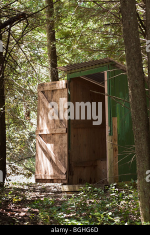 Outhouse en bois dans les bois. La couleur. Banque D'Images