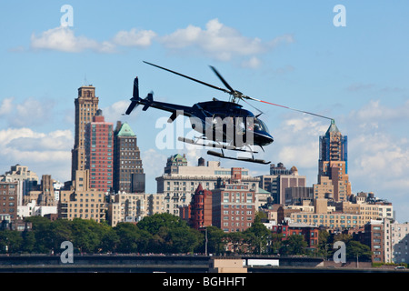 Dans les touristes sur un tour en hélicoptère à Manhattan, New York City Banque D'Images