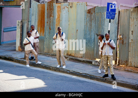 Les garçons attendent leur autobus à Port of Spain Trinidad Banque D'Images