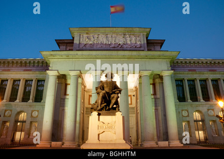 Statue de Velazquez et le musée du Prado, vision de nuit. Madrid. L'Espagne. Banque D'Images