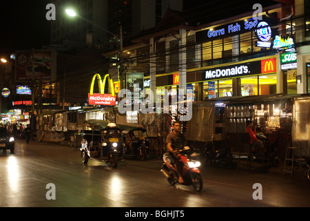 Un restaurant McDonalds de nuit de Chiang Mai, Thaïlande du nord Banque D'Images
