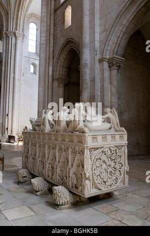 Tombeau du Roi Pedro dans le monastère d'Alcobaça au Portugal Banque D'Images