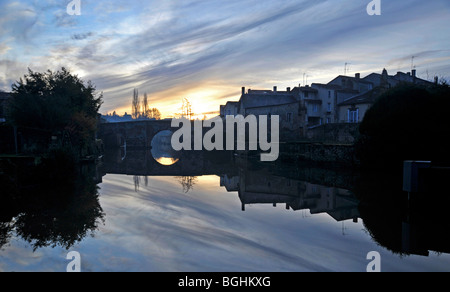 Ville médiévale de Saint Paul, Parthenay Deux-sèvres France. Reflets dans la rivière Thouet au crépuscule Banque D'Images