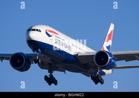 G-ZZZA Boeing 777-200 de British Airways à l'atterrissage à l'aéroport de Londres Heathrow Banque D'Images