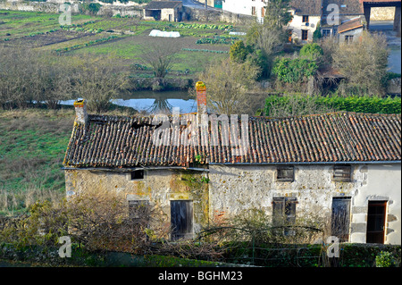 Vieux bâtiments abandonnés à Parthenay Deux-sèvres France Banque D'Images