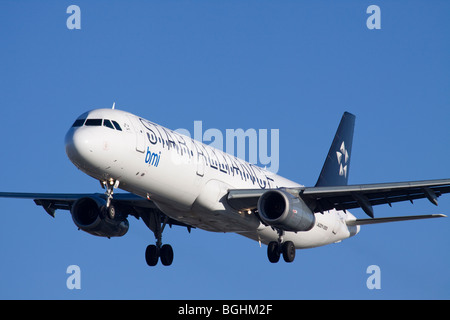 Star Alliance BMI Airbus A321-231 à l'atterrissage à l'aéroport de Londres Heathrow Banque D'Images