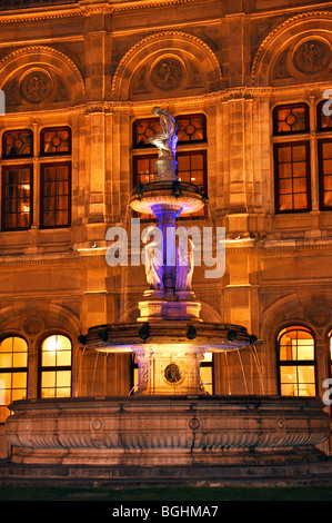 L'opéra et la fontaine la nuit, Vienne, Autriche Banque D'Images