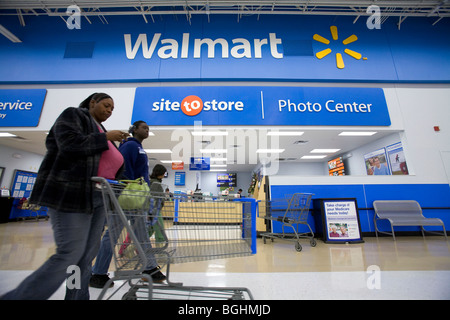 L'intérieur d'un acheteurs Walmart Supercenter en Arkansas, États-Unis d'Amérique Banque D'Images