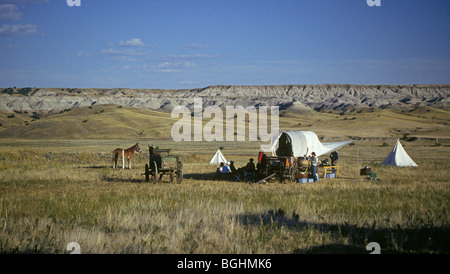 Un désert avec un camp de cowboy chuck wagon et mulets dans Badlands National Park Banque D'Images