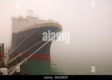 Location d'un navire au port sur un jour brumeux Banque D'Images