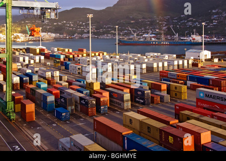 Conteneurs attendent d'être chargés à bord des navires en container terminal Banque D'Images