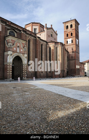 Vue extérieure de la partie principale du 14ème siècle gothique Cathédrale Duomo Catedrale Asti Piémont Italie Banque D'Images