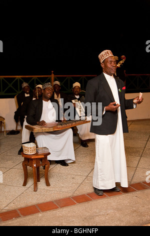 Zanzibar, Tanzanie. Musiciens Taarab. La culture Musical Club. Chanteur. Banque D'Images