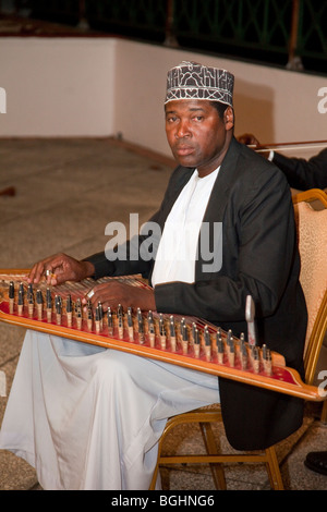 Zanzibar, Tanzanie. Musiciens Taarab. La culture Musical Club. Qanun dvd, portant un chapeau, un traditionnel Zanzibari kofia. Banque D'Images