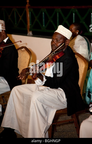 Zanzibar, Tanzanie. Musiciens Taarab. La culture Musical Club. Joueur de violon. Banque D'Images