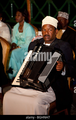 Zanzibar, Tanzanie. Musiciens Taarab. La culture Musical Club. Joueur d'accordéon. Banque D'Images