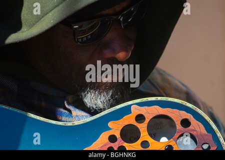 Musicien de rue qui joue de la guitare sur un trottoir dans le quartier français de La Nouvelle-Orléans, Louisiane Banque D'Images