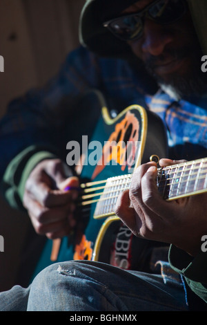 Musicien de rue qui joue de la guitare sur un trottoir dans le quartier français de La Nouvelle-Orléans, Louisiane Banque D'Images
